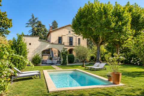 Large renovated house with garden and pool in the city center