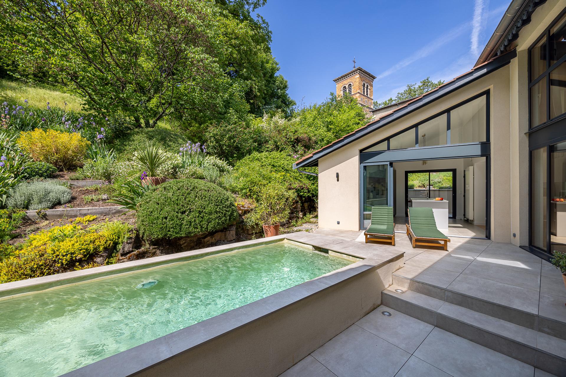 Anciennes écuries rénovées par architecte avec jardin bucolique et piscine proche île-Barbe