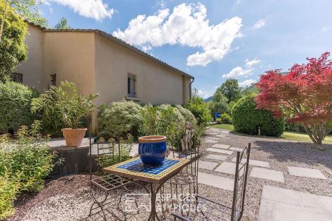 Villa d’architecte et panorama suspendu en Drôme provençale.