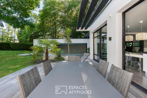 Maison contemporaine avec piscine intérieure, terrasse Sud et prestations haut de gamme