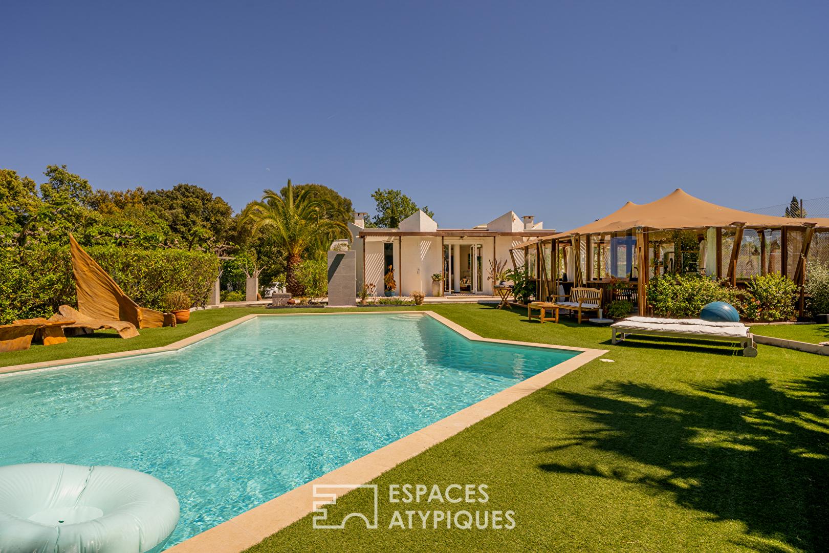 Villa contemporaine aux accents safari avec piscine et tennis
