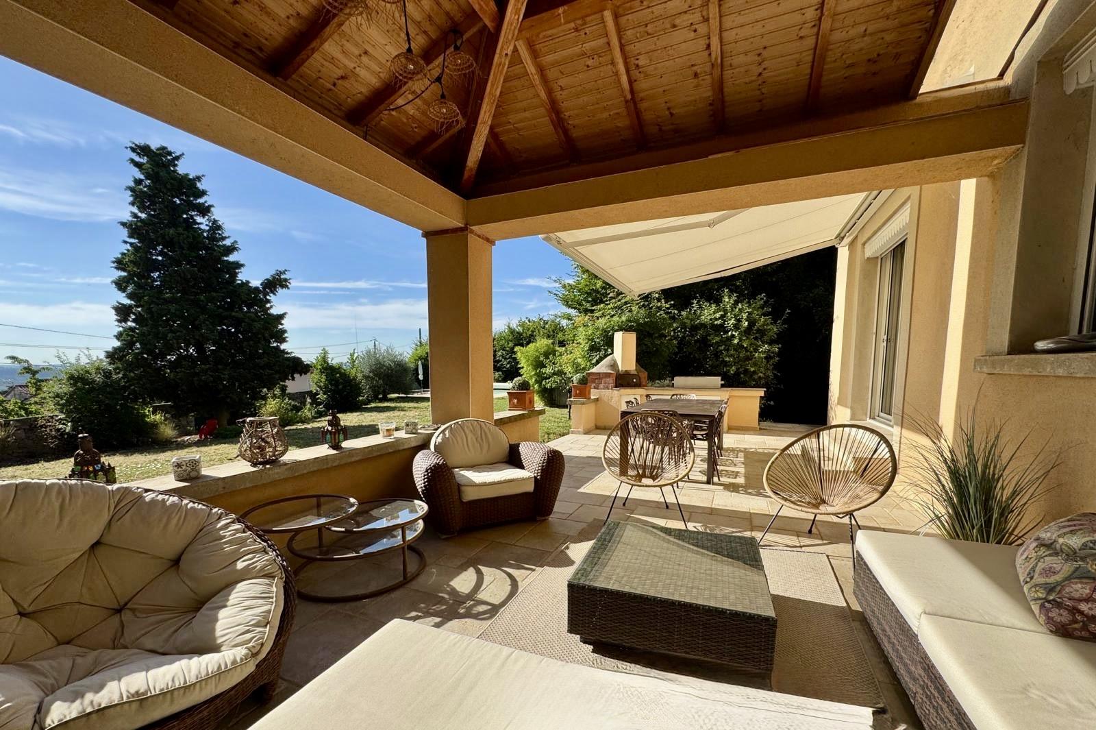 Ancienne bastide rénovée avec piscine et vue