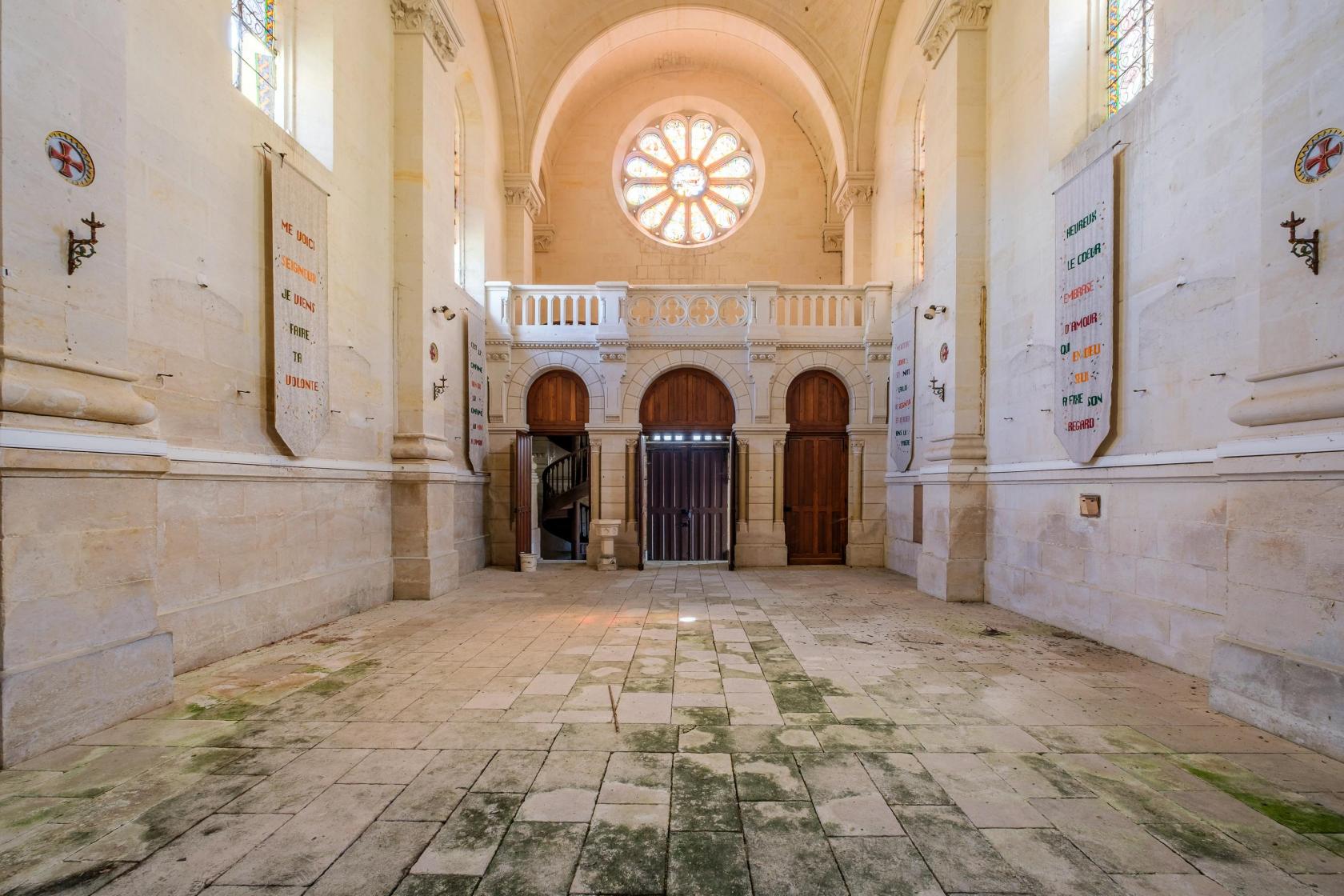 Nef et rosace d’une ancienne église
