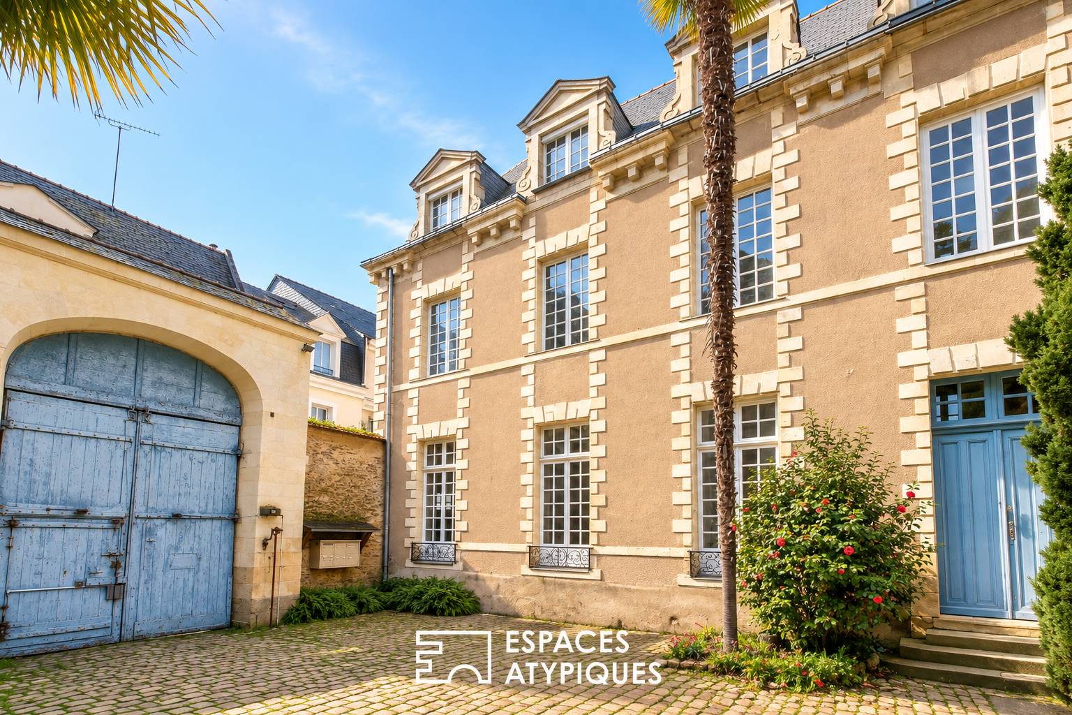 Elegant character duplex in the heart of the city