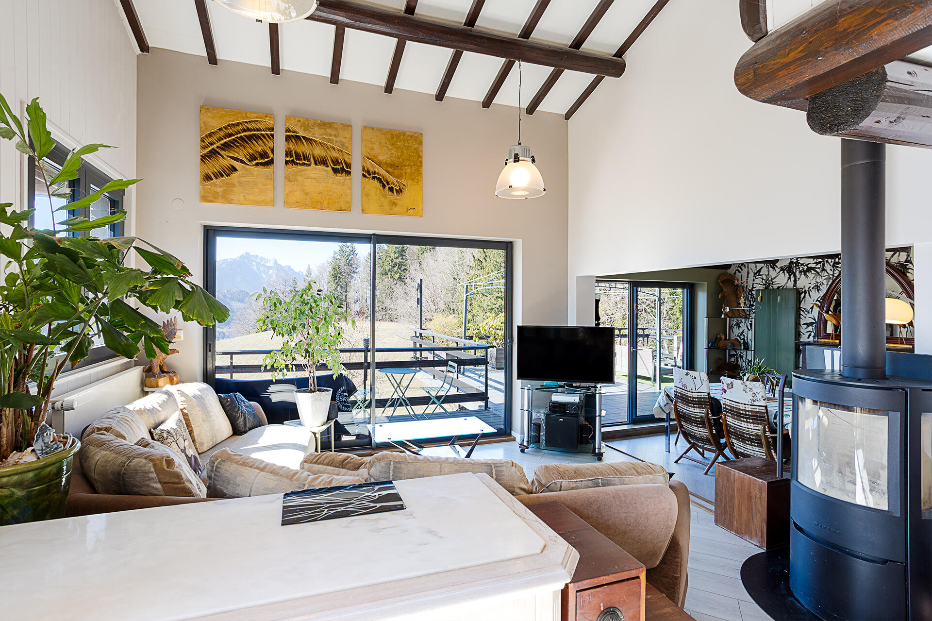 Renovated 70s chalet in its verdant setting
