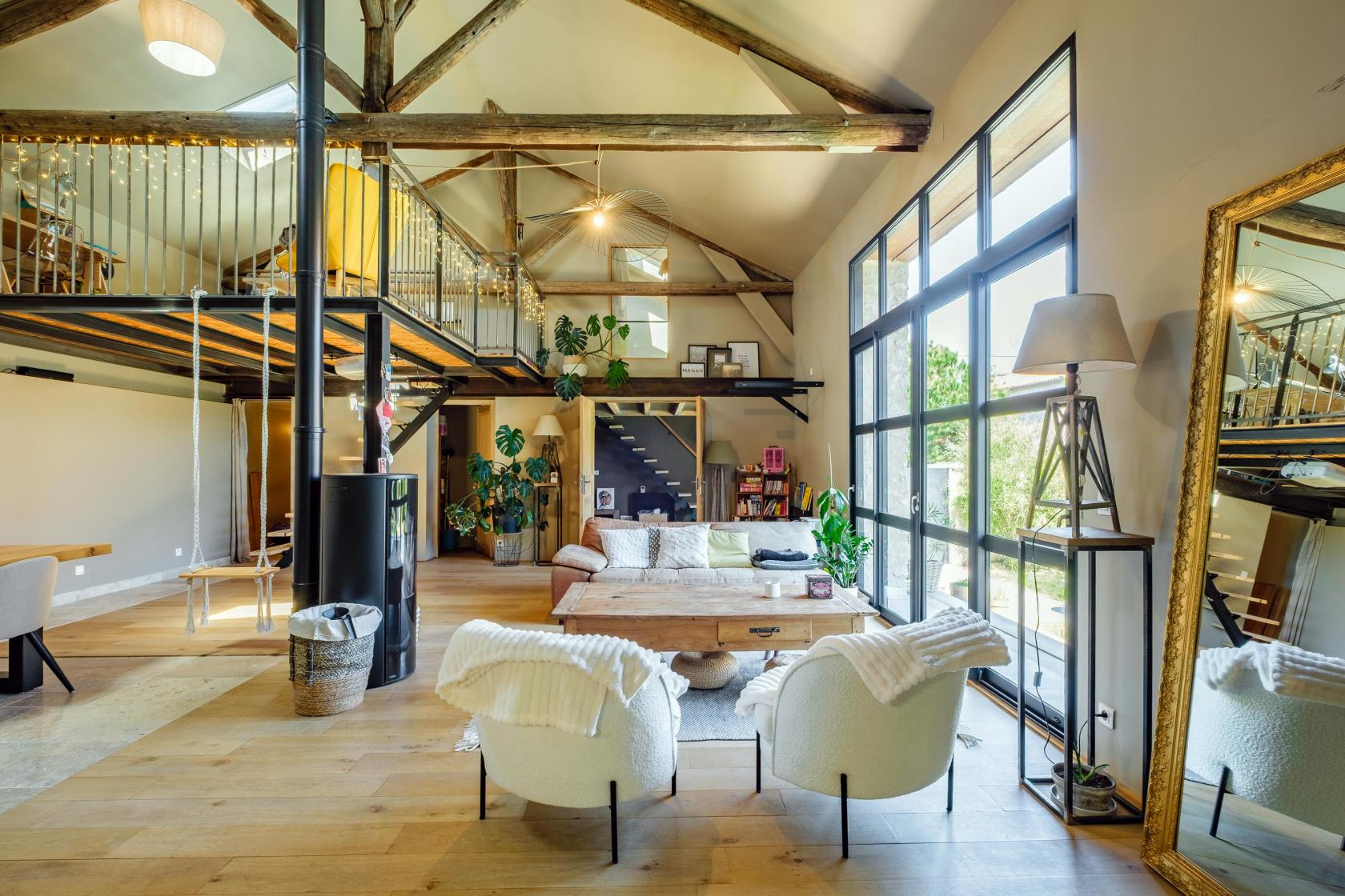 Grand volume en double hauteur avec mezzanine et charpente apparente