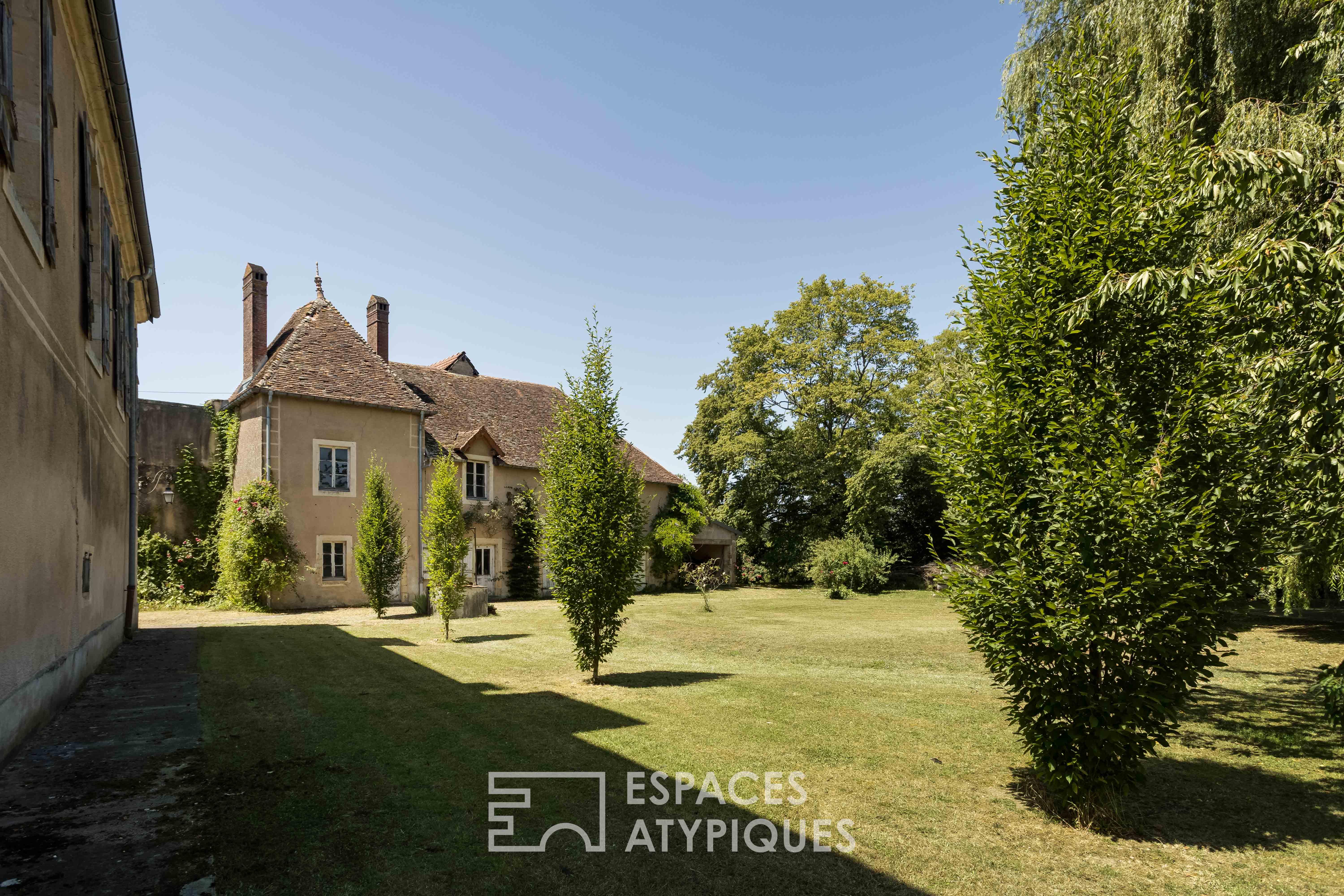 Demeure noble du XVIIIe inscrite MH avec parc proche de Gy