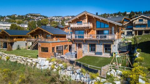 Contemporary chalet built in 2022 with mountain views and high-end amenities