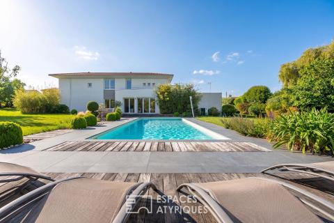 Maison d&rsquo;architecte avec piscine dans son écrin de verdure.