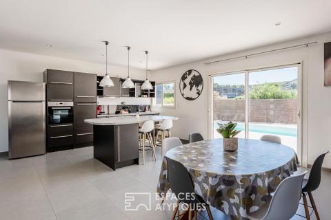 Contemporary house, between living and working