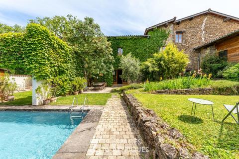 Maison ancienne avec jardin et piscine chauffée