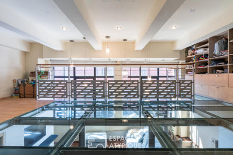 Bright contemporary loft with an exceptional glass roof