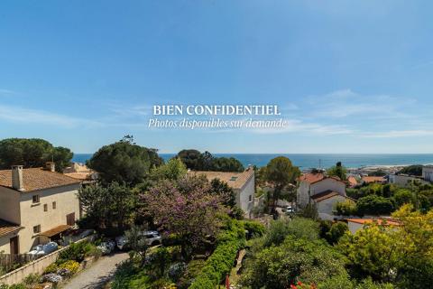 House with independent studio, facing the sea