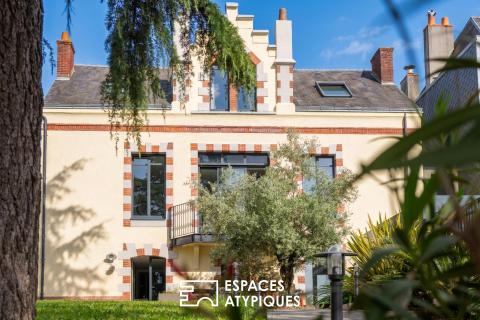 L&rsquo;élégance bourgeoise au coeur d&rsquo;un jardin secret avec piscine