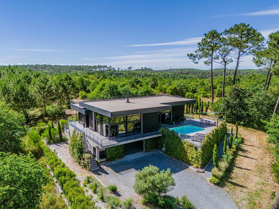 Propriété d&rsquo;architecte confidentielle en lisière de forêt du Golf