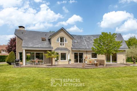 Maison d’architecte avec dépendance dans un parc