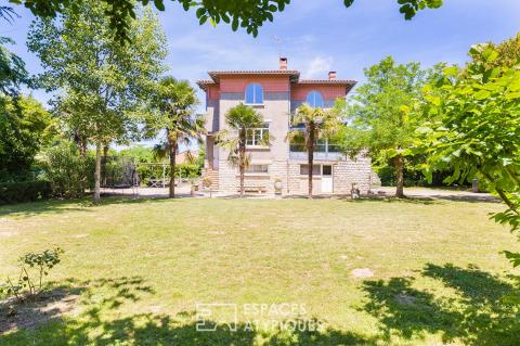 Renovated 1930s house with a wooded garden on the outskirts of Montauban