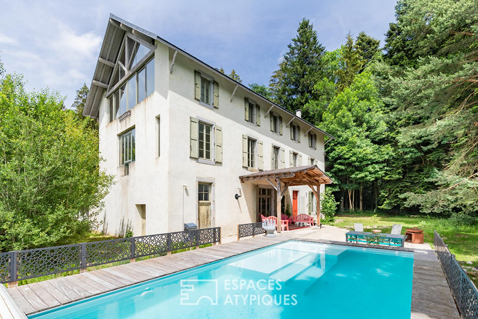 Propriété de prestige : ancien couvent rénové avec piscine et parc