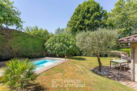 Maison avec jardin paysagé et piscine