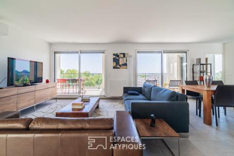 Dernier étage avec rooftop et vue dégagée jusqu&rsquo;à la mer