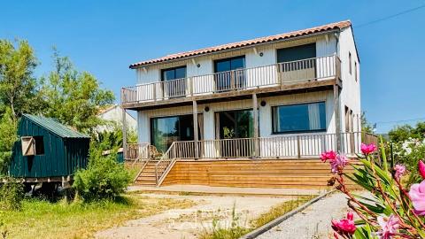 Esprit beach house et ossature bois pour un été qui ne finit jamais