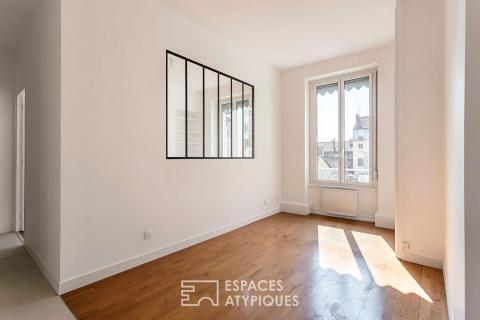 Renovated 2-room apartment with sloping ceilings in the Chevreul district