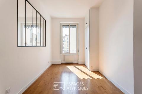 Renovated 2-room apartment with sloping ceilings in the Chevreul district