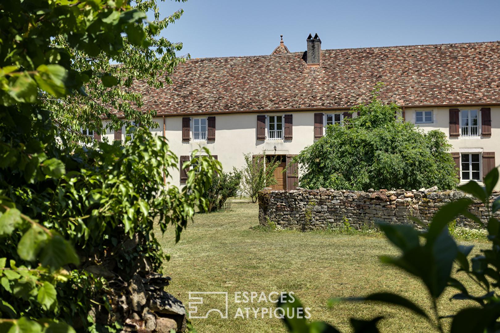 Ancienne dépendance du château et son charmant jardin