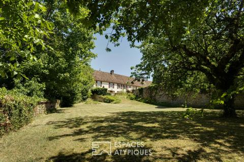 Ancienne dépendance du château et son charmant jardin