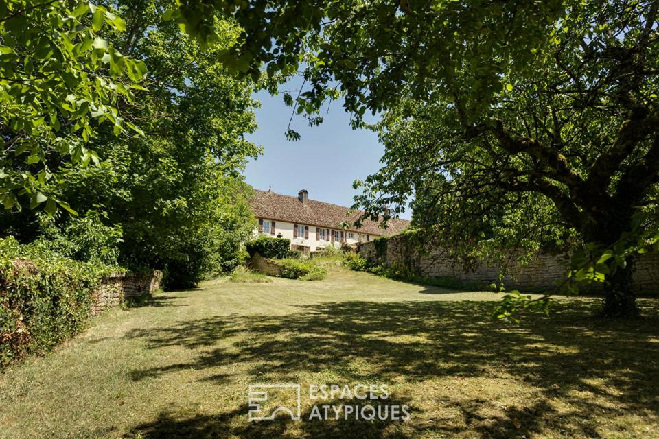 Ancienne dépendance du château et son charmant jardin