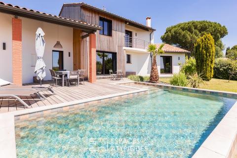 Maison rénovée avec piscine sur les hauteurs de Montrabé