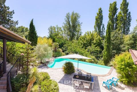 Architect-designed house with swimming pool and countryside views