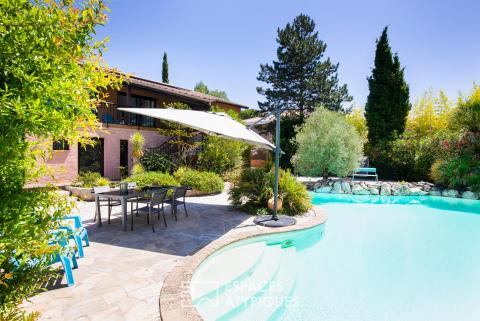 Architect-designed house with swimming pool and countryside views