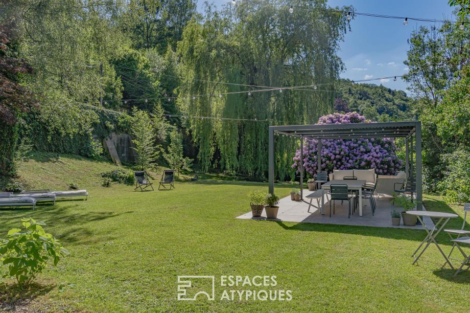 Maison de maître rénovée et son jardin bucolique