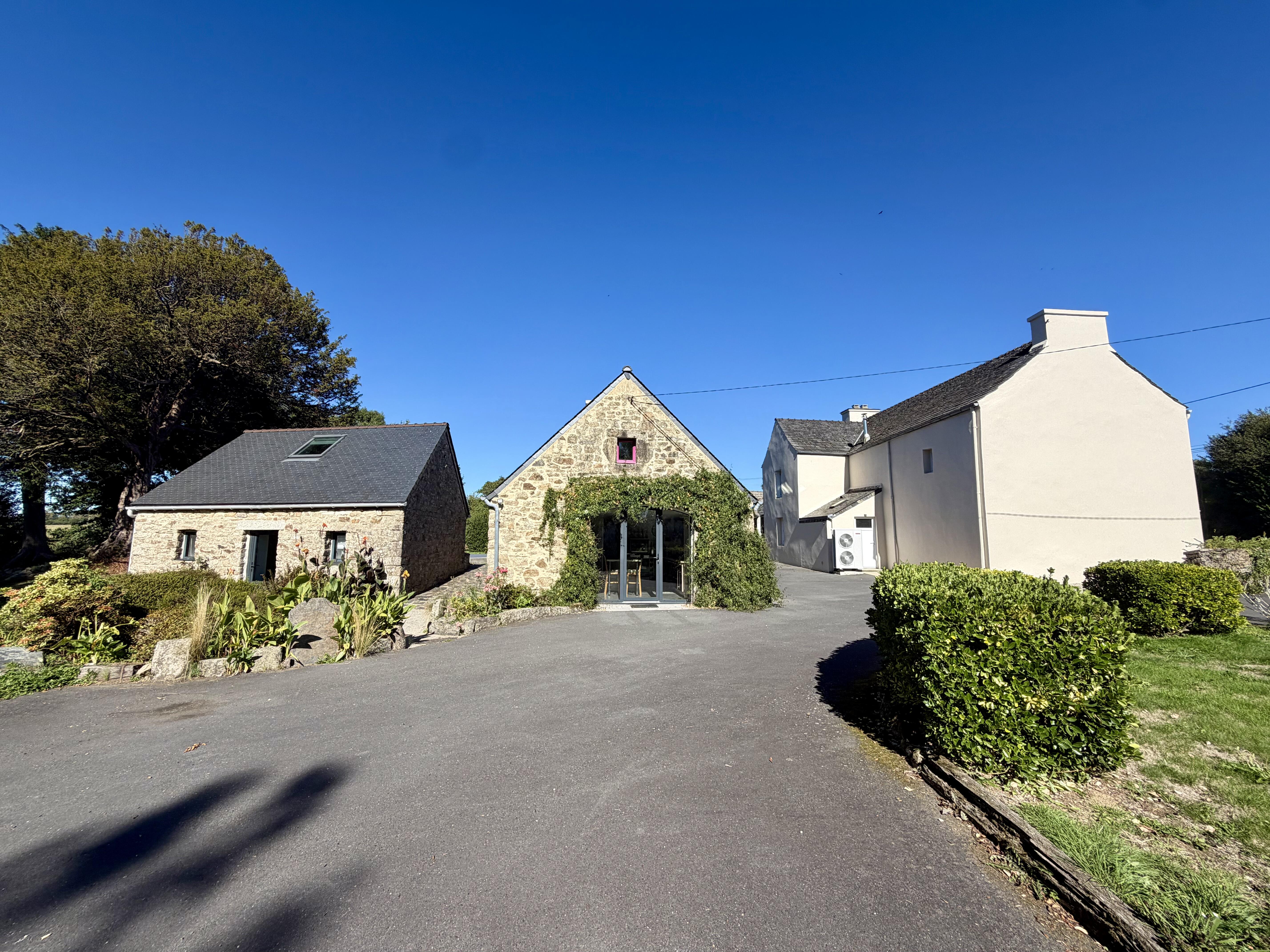 Propriété de caractère composée de deux maisons et d’un gîte