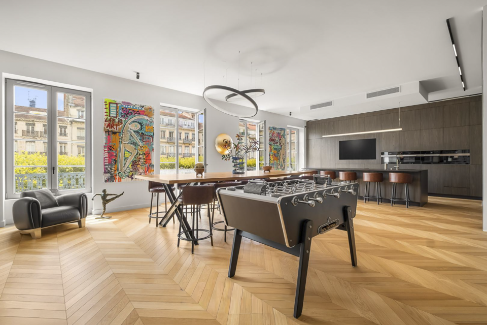 Appartement bourgeois d&rsquo;exception rénové par architecte avec balcon filant – cours Franklin Roosevelt