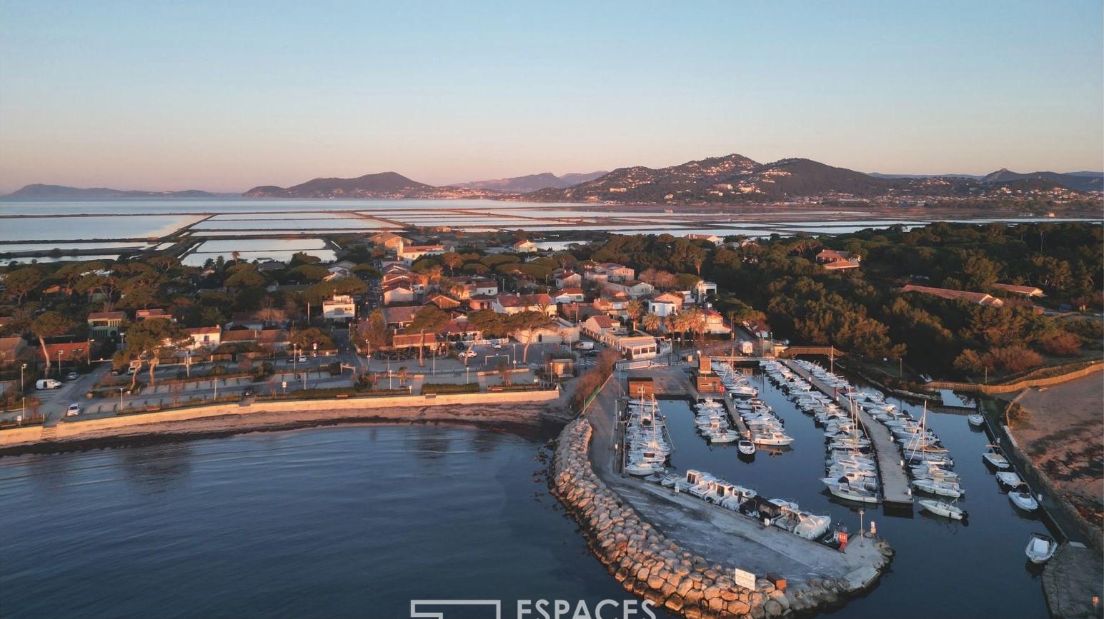 Village house in La Capte with terraces, garage and beach 100m away