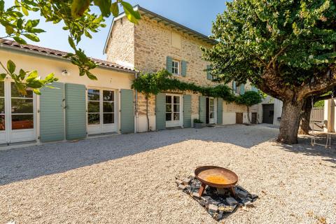 Maison en pierres dorées rénovée sur les hauteurs de Lachassagne avec vue panoramique