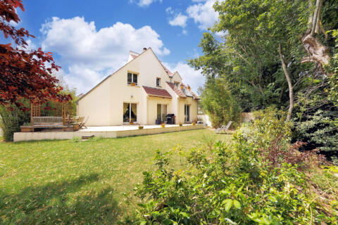 Unique contemporary house of 200sqm on three levels with garden