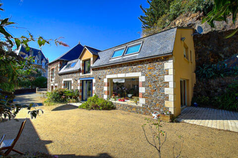 Stone house with a gîte