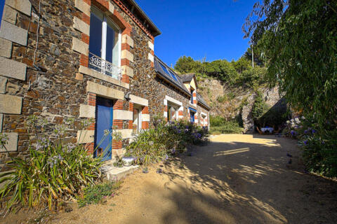 Stone house with a gîte