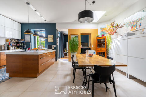 Maison de charme en plein bourg avec vie de plain pied, garage et ravissant jardin.