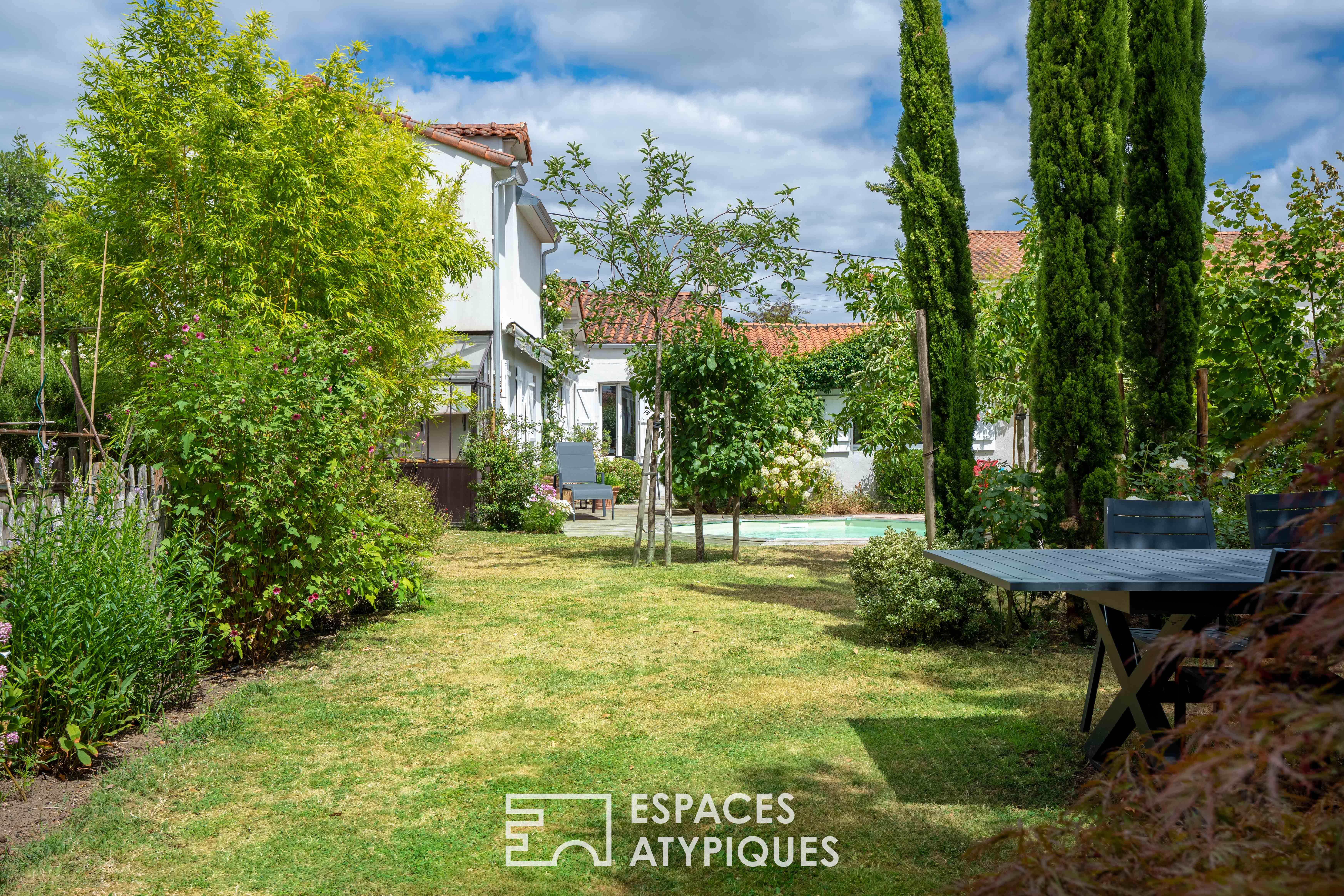 Maison de charme en plein bourg avec vie de plain pied, garage et ravissant jardin.