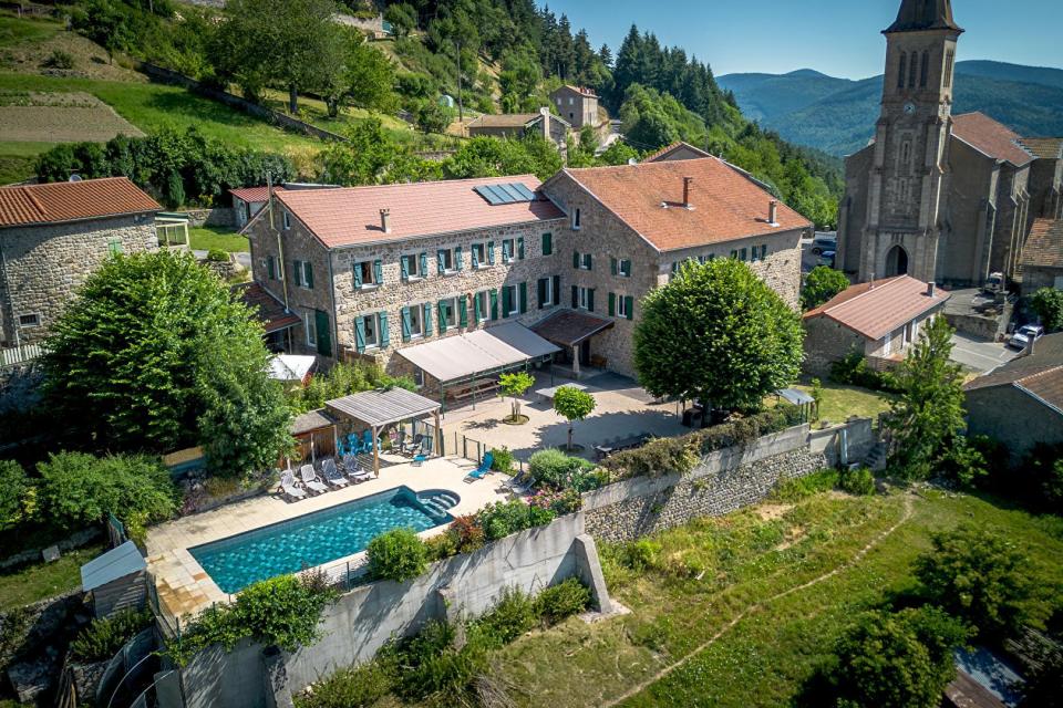 Ensemble immobilier de caractère avec gîtes au coeur d&rsquo;un village ardéchois