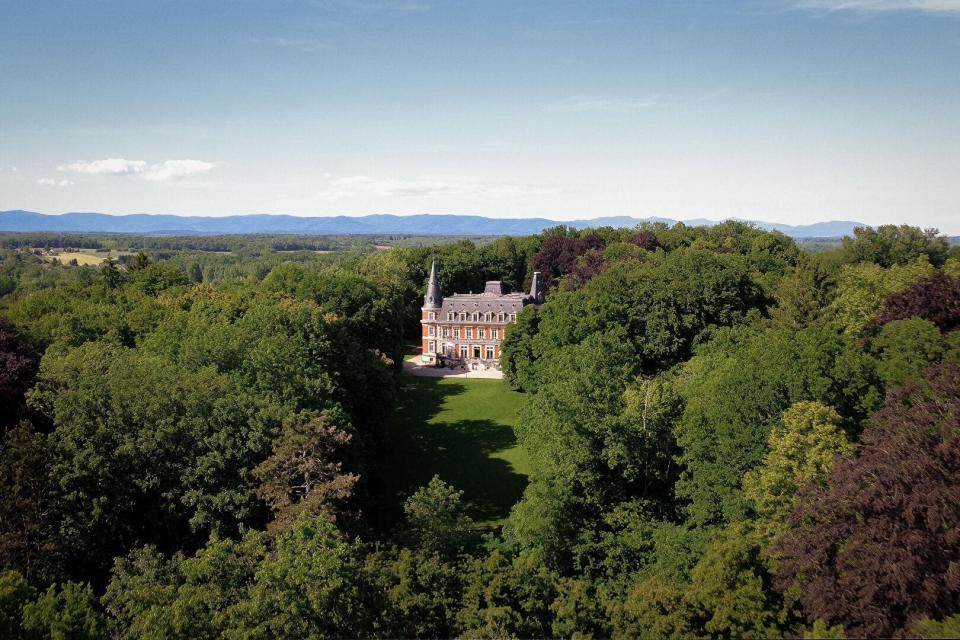 Splendor of the early 20th century : the castle and its centuries-old park