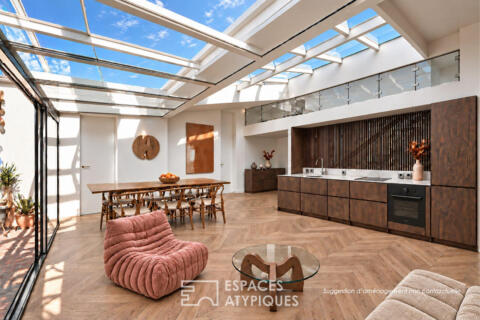 Renovated top floor with glass ceiling and balcony-terrace – Jules Joffrin