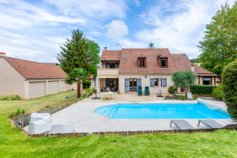 Charming house reinvented in Vétheuil with swimming pool and outbuilding