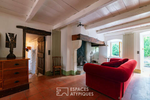 Demeure de hameau atypique – vieilles pierres et beaux volumes – belle vue – 1,5 hectares de terres.