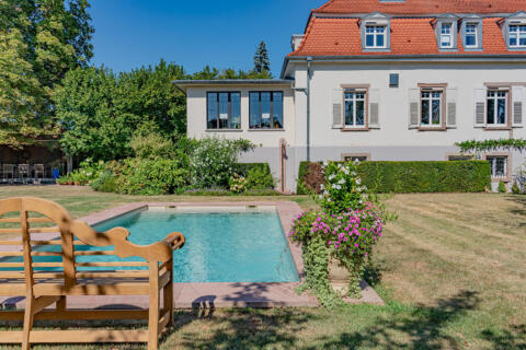 Maison de maître rénovée avec piscine et jardin à deux pas du centre d’Obernai