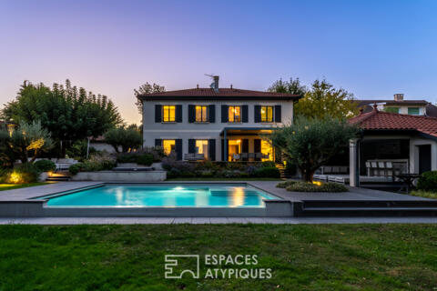 Maison contemporaine avec piscine à l’abri des regards et une vue dégagée